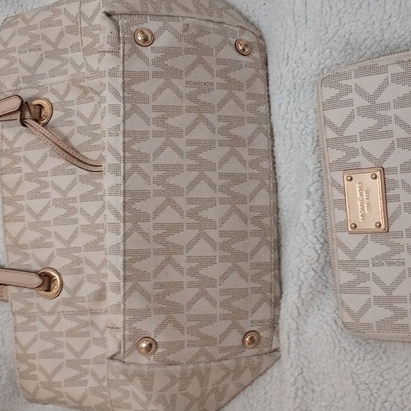Michael kors tote and wallet - Picture 6 of 12